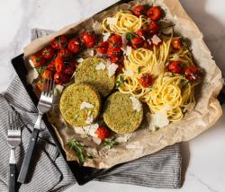 VERDE AMORE MIT BROKKOLI, Spaghetti, geröstete Kirschtomaten und Parmesan