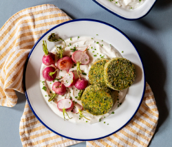 MINI VERDE AMORE MIT SPINAT, gebratene Radieschen, Joghurt mit Knoblauch und Schnittlauch